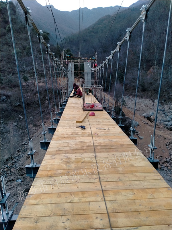 安徽金寨縣觀景平台木頭吊橋